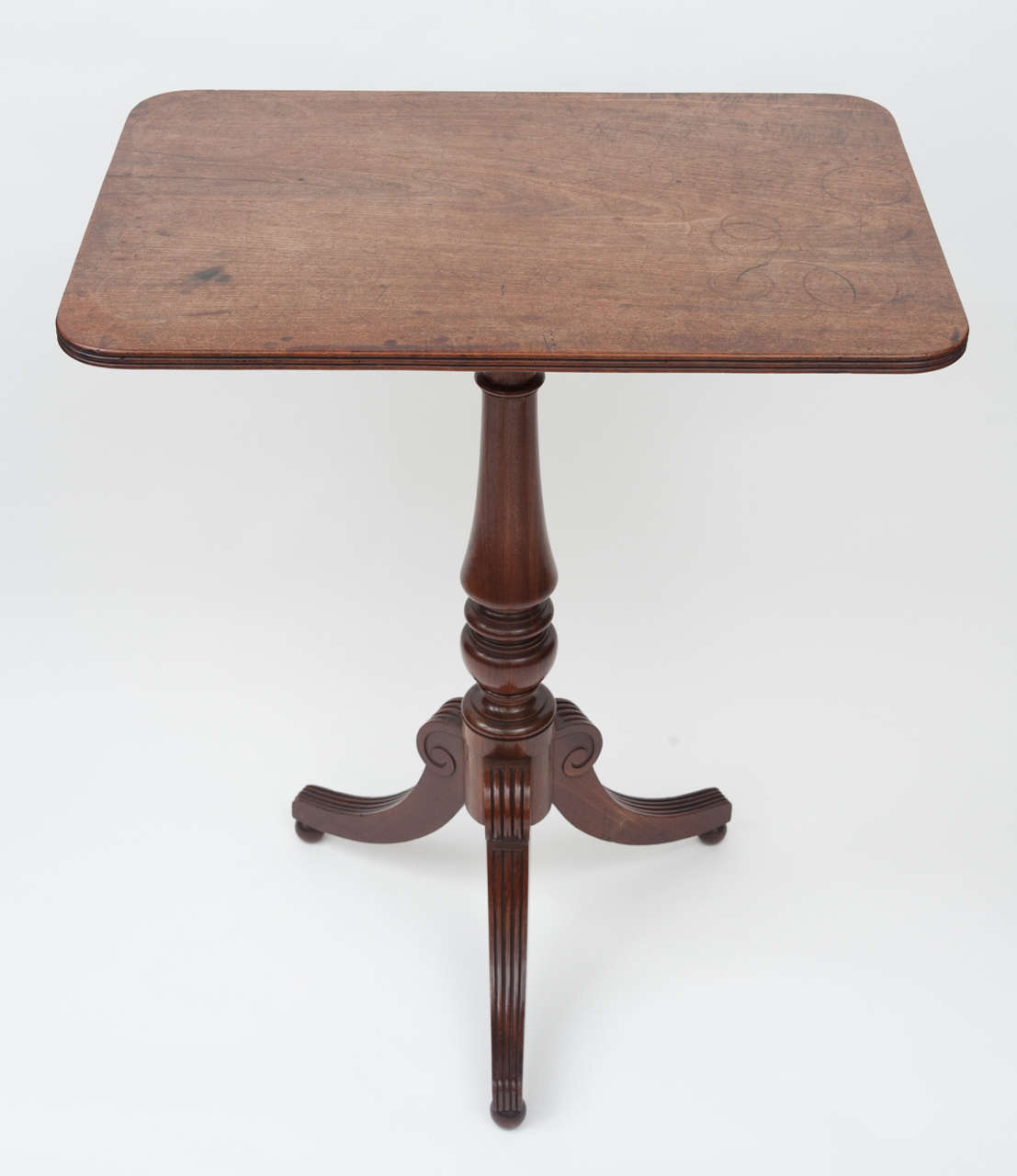 Good quality Regency Gillow mahogany occasional table, the rectangular top with rounded corners and reeded edge, the turned column with typical tripod base with elegant scrolled reeded legs with carved decoration. Stamped 'Gillows Lancaster'. Good