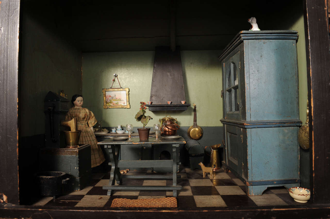 19th Century Dutch Dollhouse In Good Condition For Sale In Amsterdam, NL