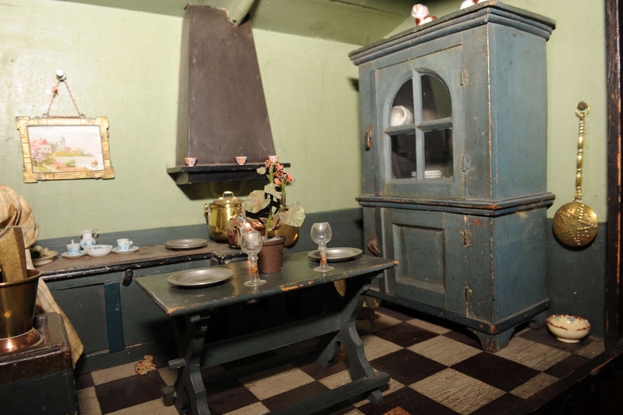 19th Century Dutch Dollhouse In Good Condition For Sale In Amsterdam, NL