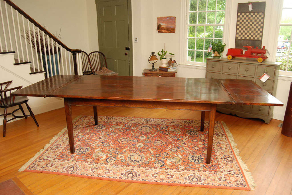 Reproduction Farm Dining Table in Oak In Excellent Condition In Sheffield, MA