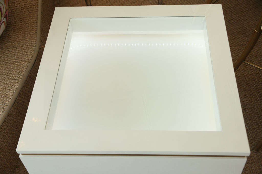 White Lacquered Casa Bella Lighted Object Display Table In Excellent Condition For Sale In North Miami, FL