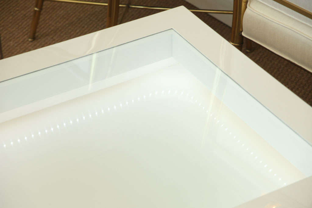 Table d'exposition d'objets lumineuses Casa Bella laquée blanche en vente 1