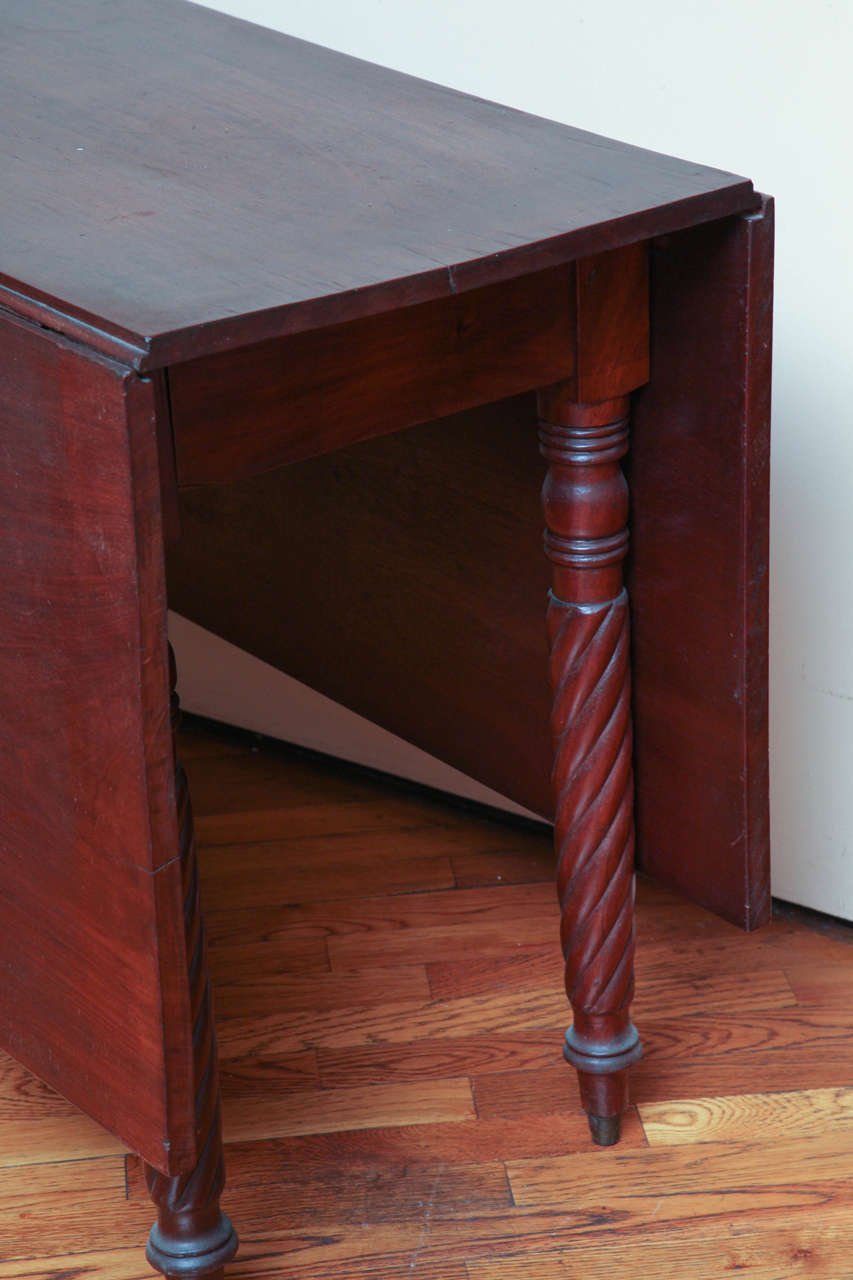 19th Century American Mahogany Drop-Leaf Dining Table In Excellent Condition In New York, NY