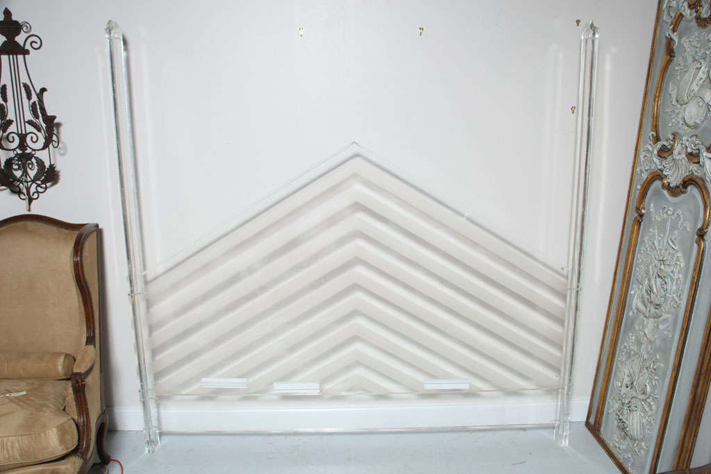Frosted Bands and Clear Lucite Headboard with a thickness<br />
of 1 inch on the main panel and 4