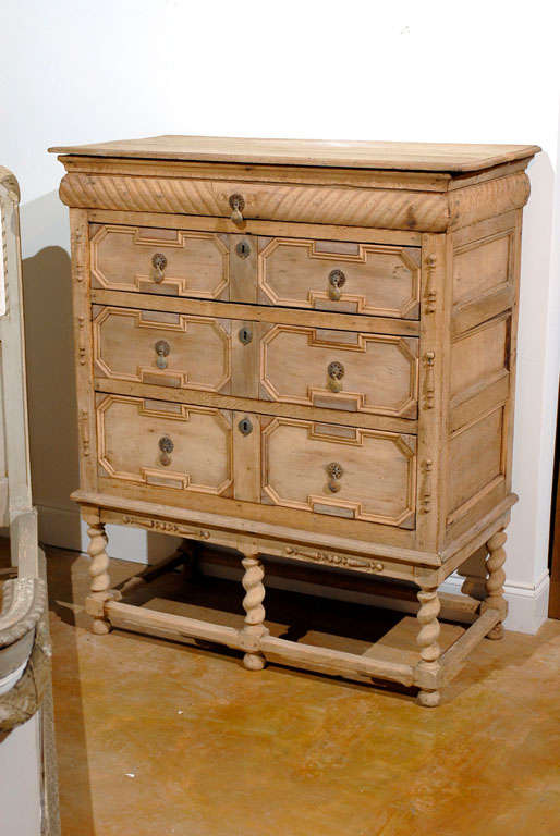 An English Georgian period bleached oak chest on stand with geometrical motifs from the mid 18th century. This English Georgian chest on stand features a rectangular top with rounded edges over four drawers and a barley twist legs stand. Born in the