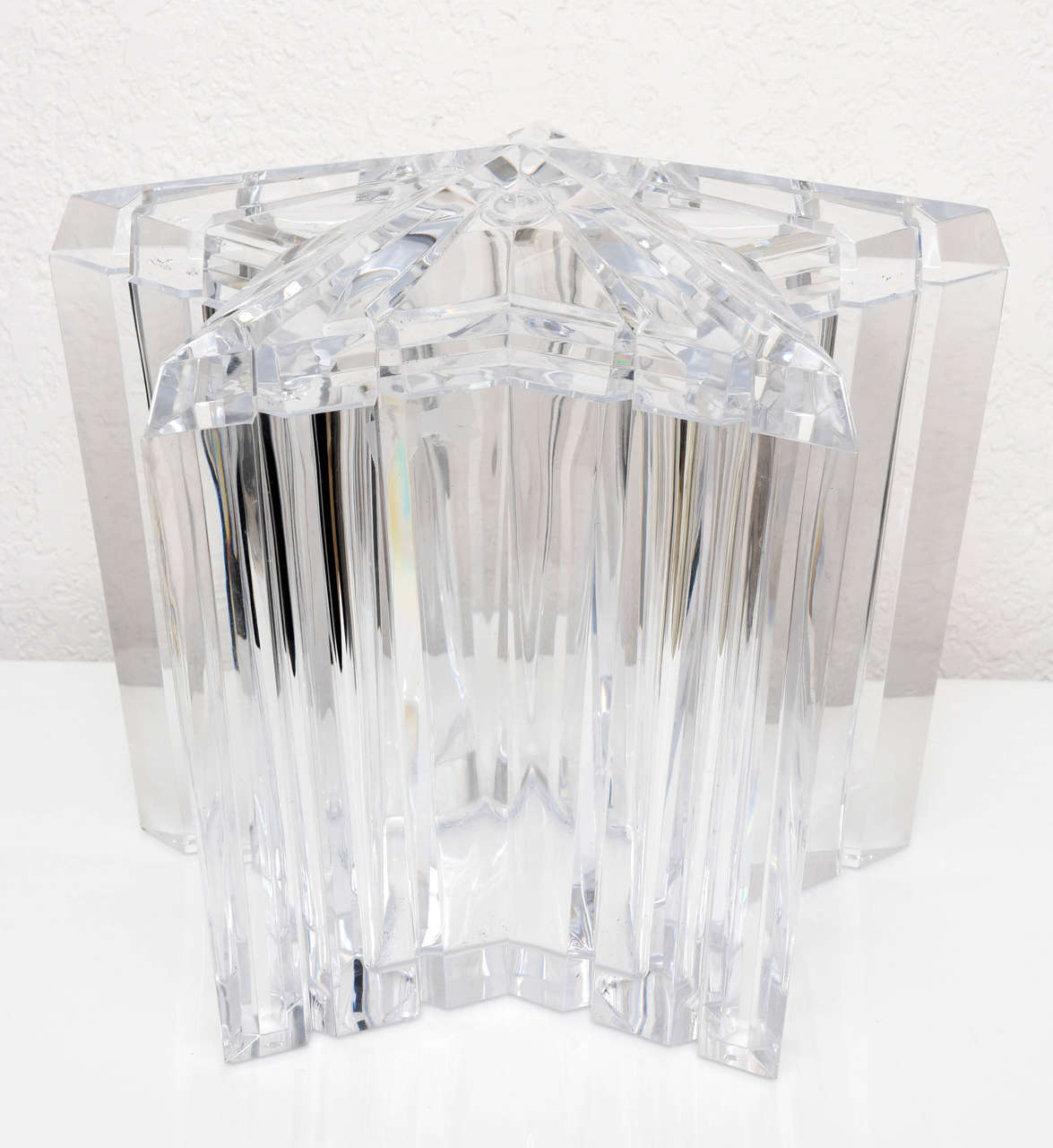 Dies ist die ultimative glamouröse und anspruchsvolle Eiskübel für Ihre stilvolle "Cocktail-Stunde" in den 1970er Jahren erstellt. Das Stück ist aus klarem:: poliertem Lucite mit einem facettierten/geschliffenen Detail gefertigt:: und der