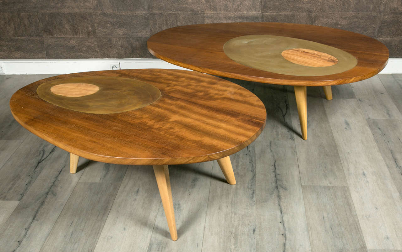 Pair of boomerang shape coffee tables.
Three tapered wood legs each.
On the top a nice work in brass, 
Italy, 1960.
They have two different dimensions:
The smaller W 42, D 30, H 15.
The bigger W 47, D 34, H 14.