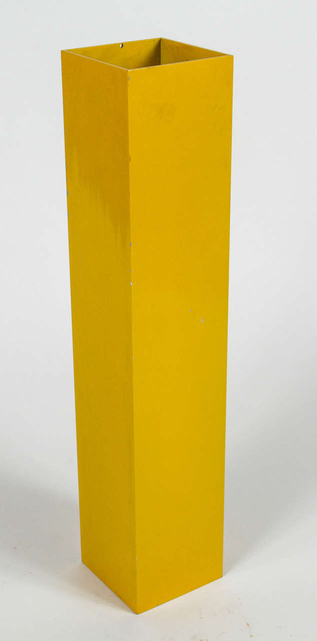 Yellow aluminum planter by Design Line. In great condition and a rare color and item from Design Line.