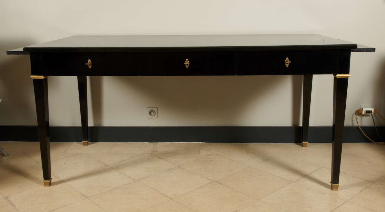 Fine desk with 2 retractibles tablets , black lacquer wood with brass.
Neo-classic style.
Original keys.
Typical work of Jansen circa 1960.
Each tablets : 40 cm
Long total with tablets : 239 cm.