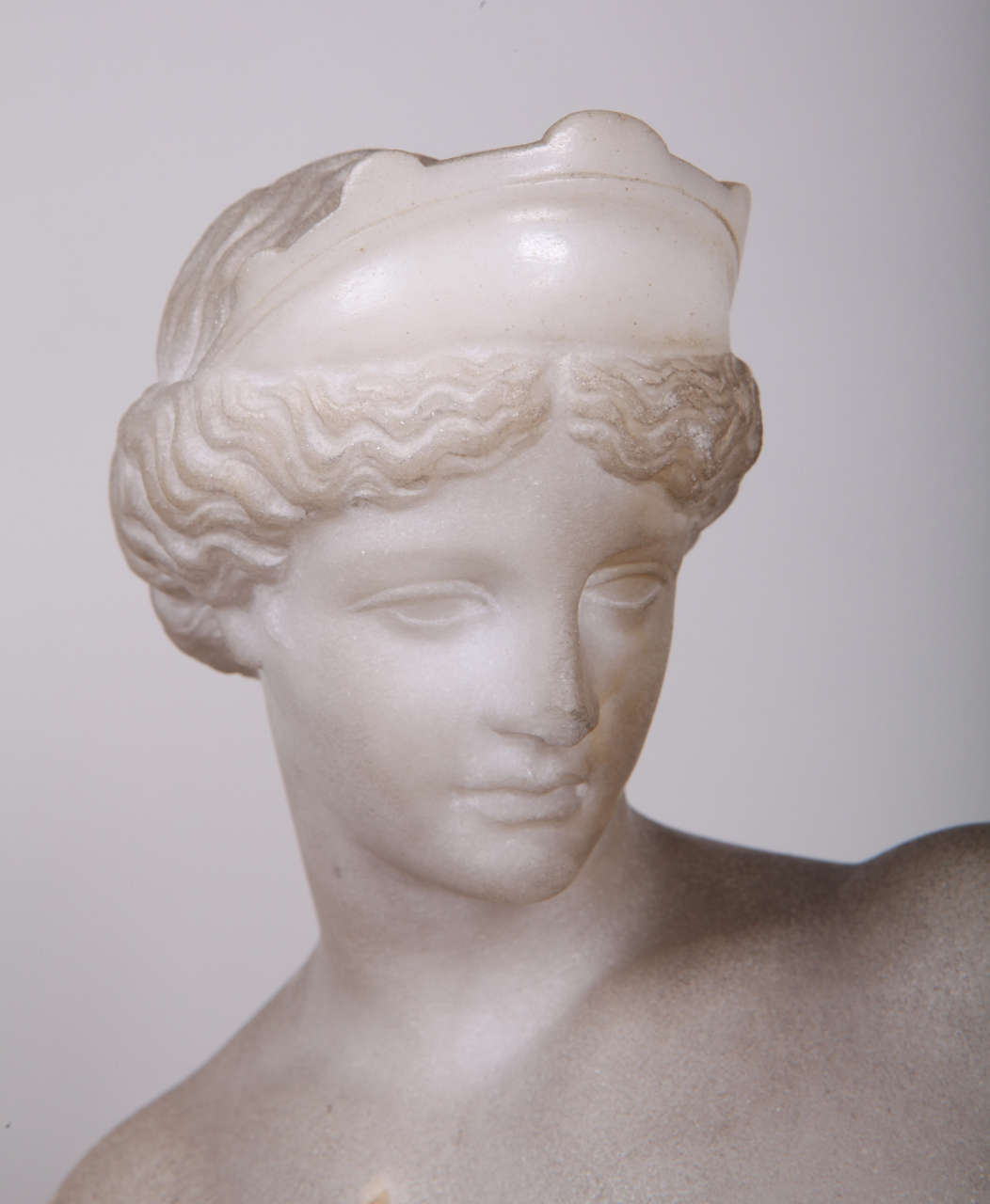 Neoclassical 19th Century white marble, after the antique 'Venus of Capua' For Sale