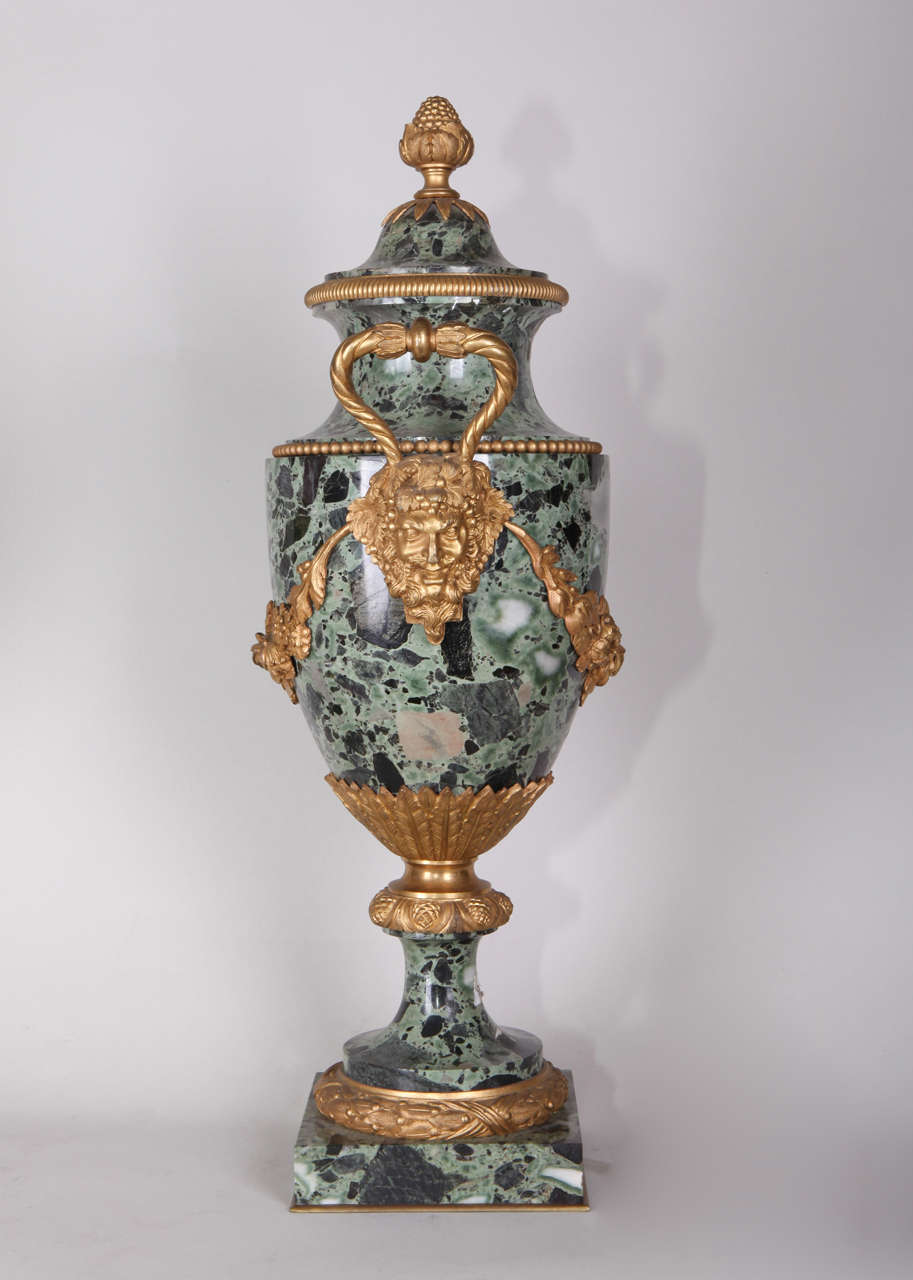 19th Century French pair of gilt bronze mounted green marble vases In Good Condition For Sale In Roma, IT