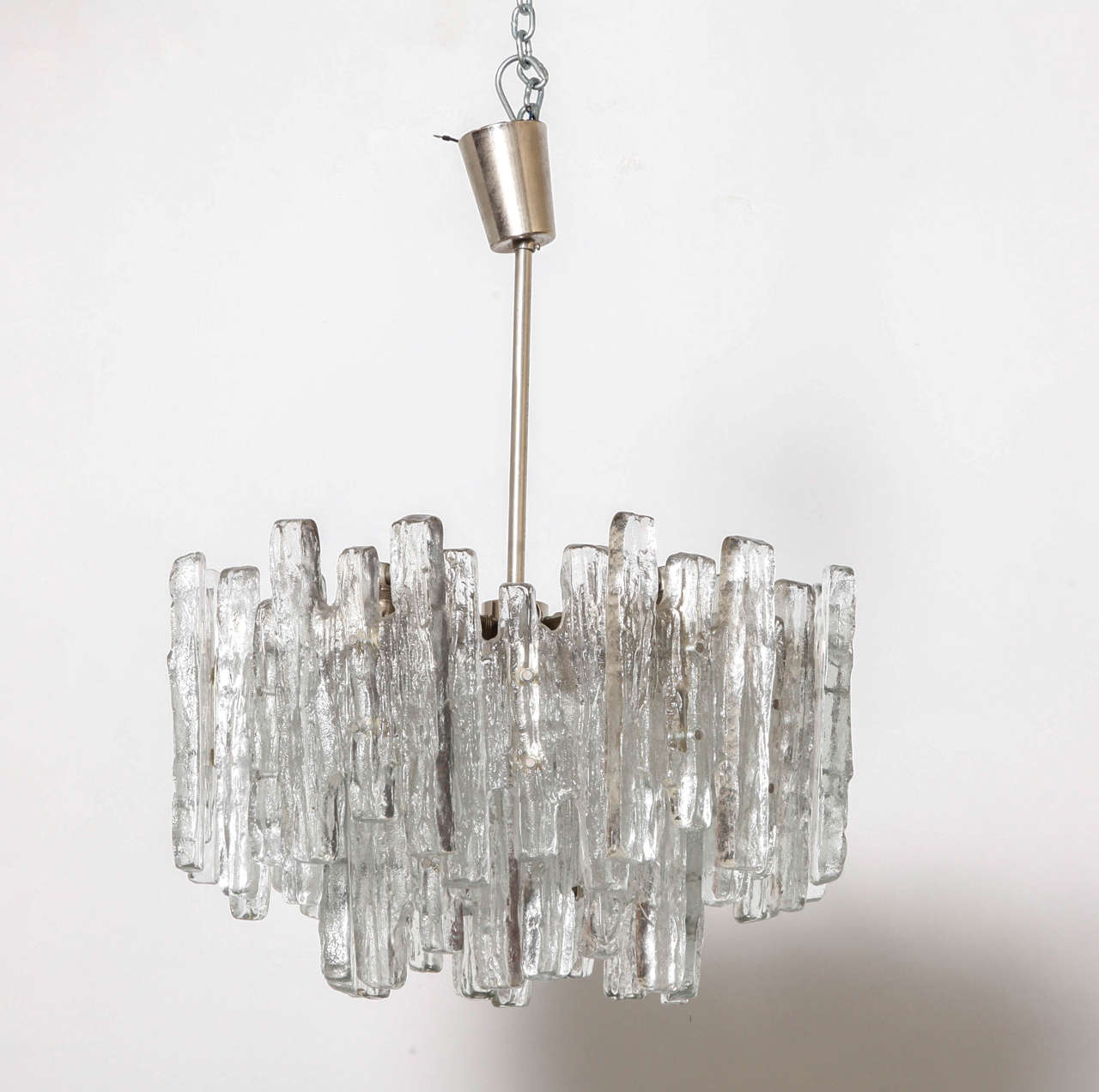 Three tiers textured ice glass chandelier, very nice light, 19 bulbs.
Two pieces available.
