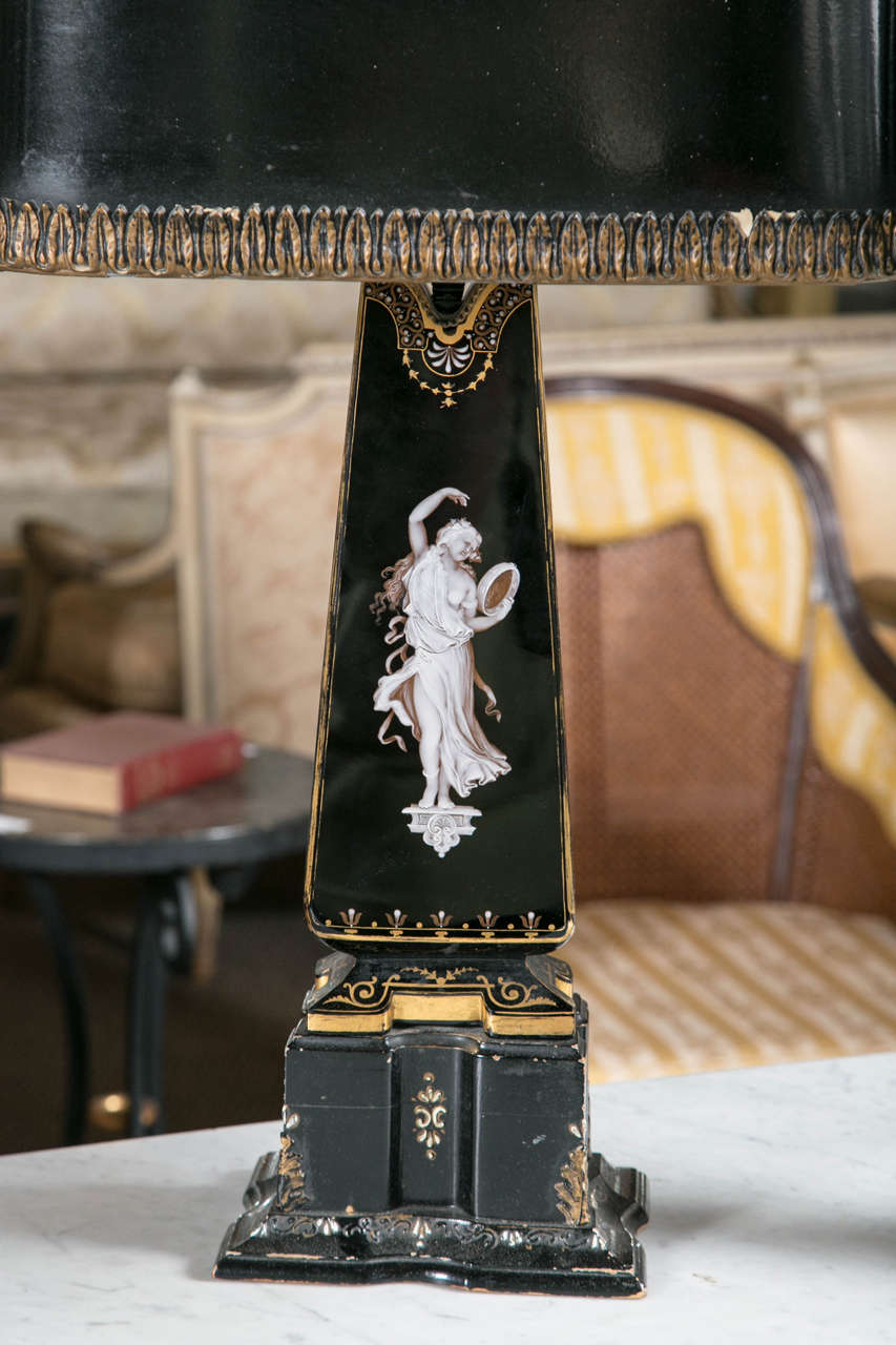 Verre opalin Paire de lampes de bureau exquises décorées d'opaline et de peinture avec une femme dansante opposée en vente