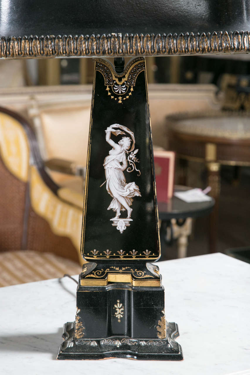 Paire de lampes de bureau exquises décorées d'opaline et de peinture avec une femme dansante opposée en vente 1