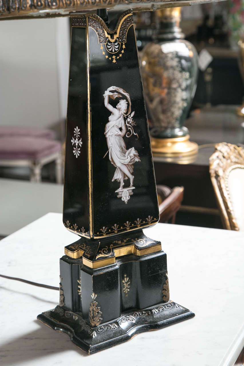 Paire de lampes de bureau exquises décorées d'opaline et de peinture avec une femme dansante opposée en vente 2