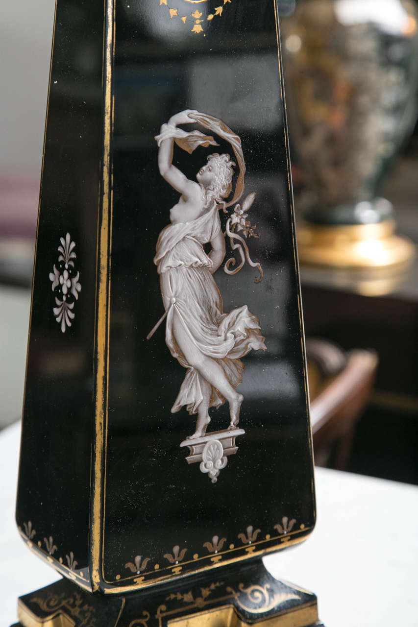 Paire de lampes de bureau exquises décorées d'opaline et de peinture avec une femme dansante opposée en vente 5