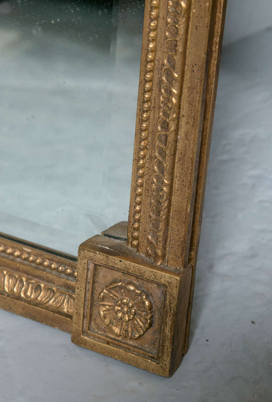 A Fine Federal Style Antique Mirror with Gilt Carved Eagle Exquisite Detail  In Good Condition In Stamford, CT