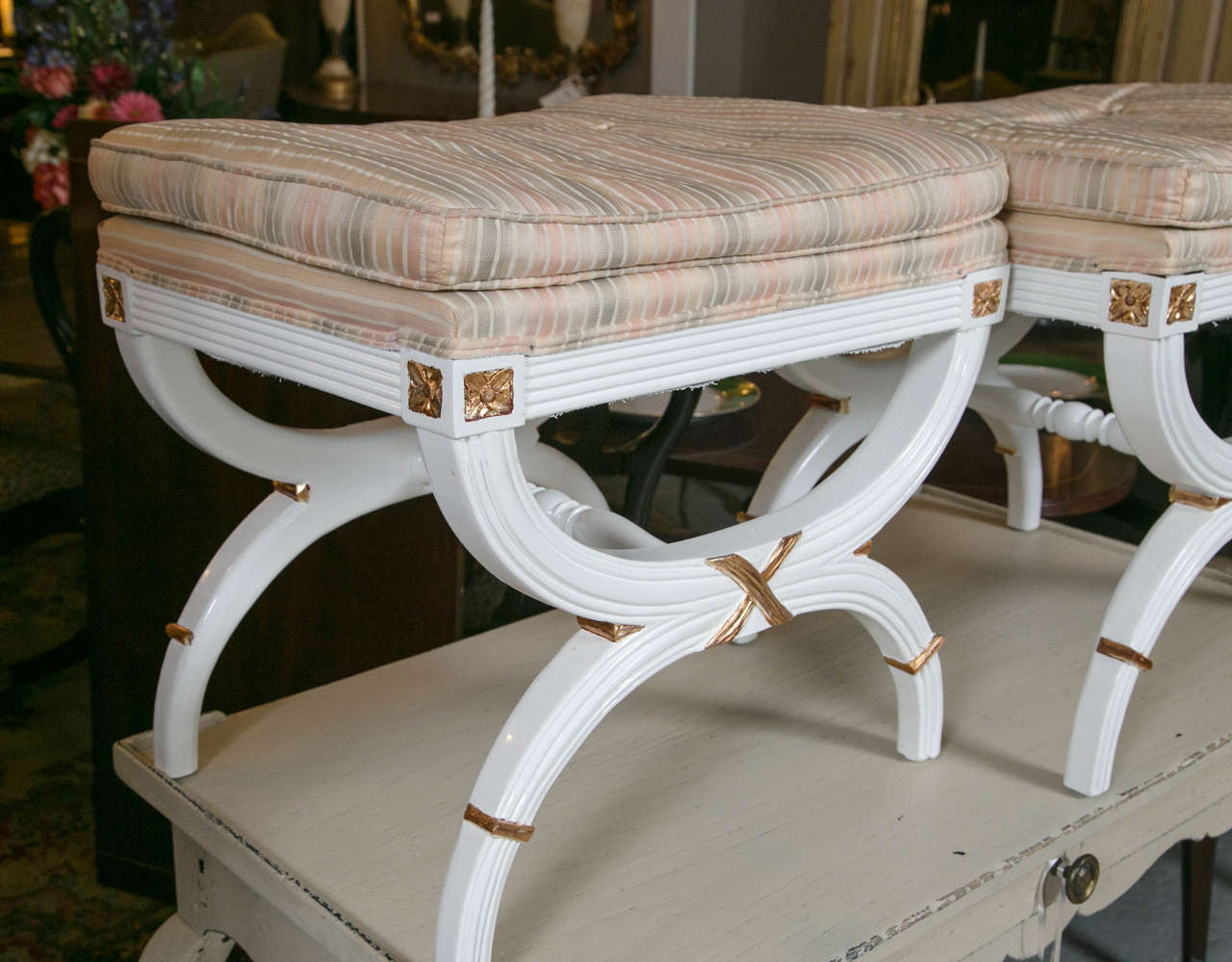 Pair Hollywood Regency White Lacquer X-Benches / Footstools Gilt Gold Highlights In Good Condition In Stamford, CT