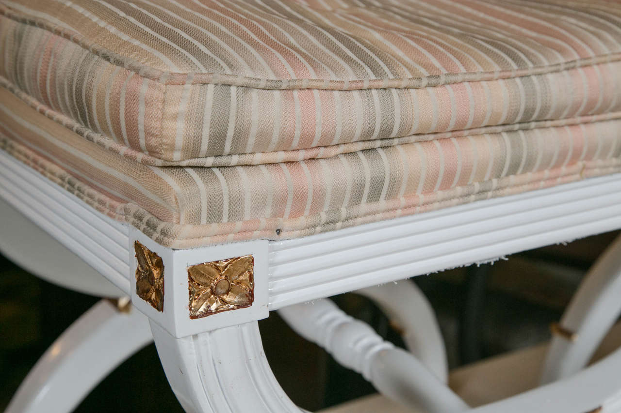 Mid-20th Century Pair Hollywood Regency White Lacquer X-Benches / Footstools Gilt Gold Highlights