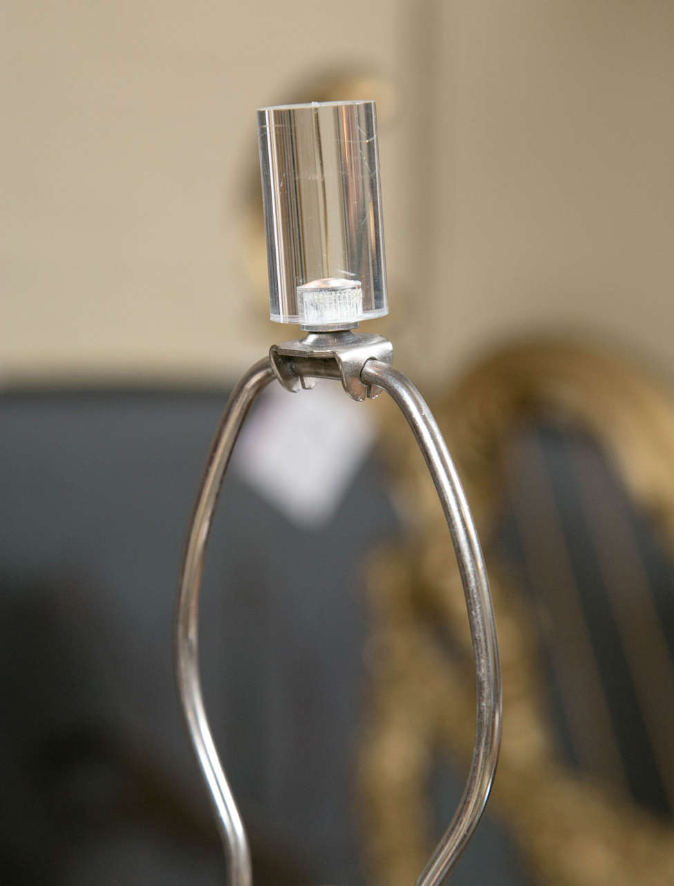 Américain Paire de lampes de bureau de style Déco en verre gris avec bases en lucite en vente