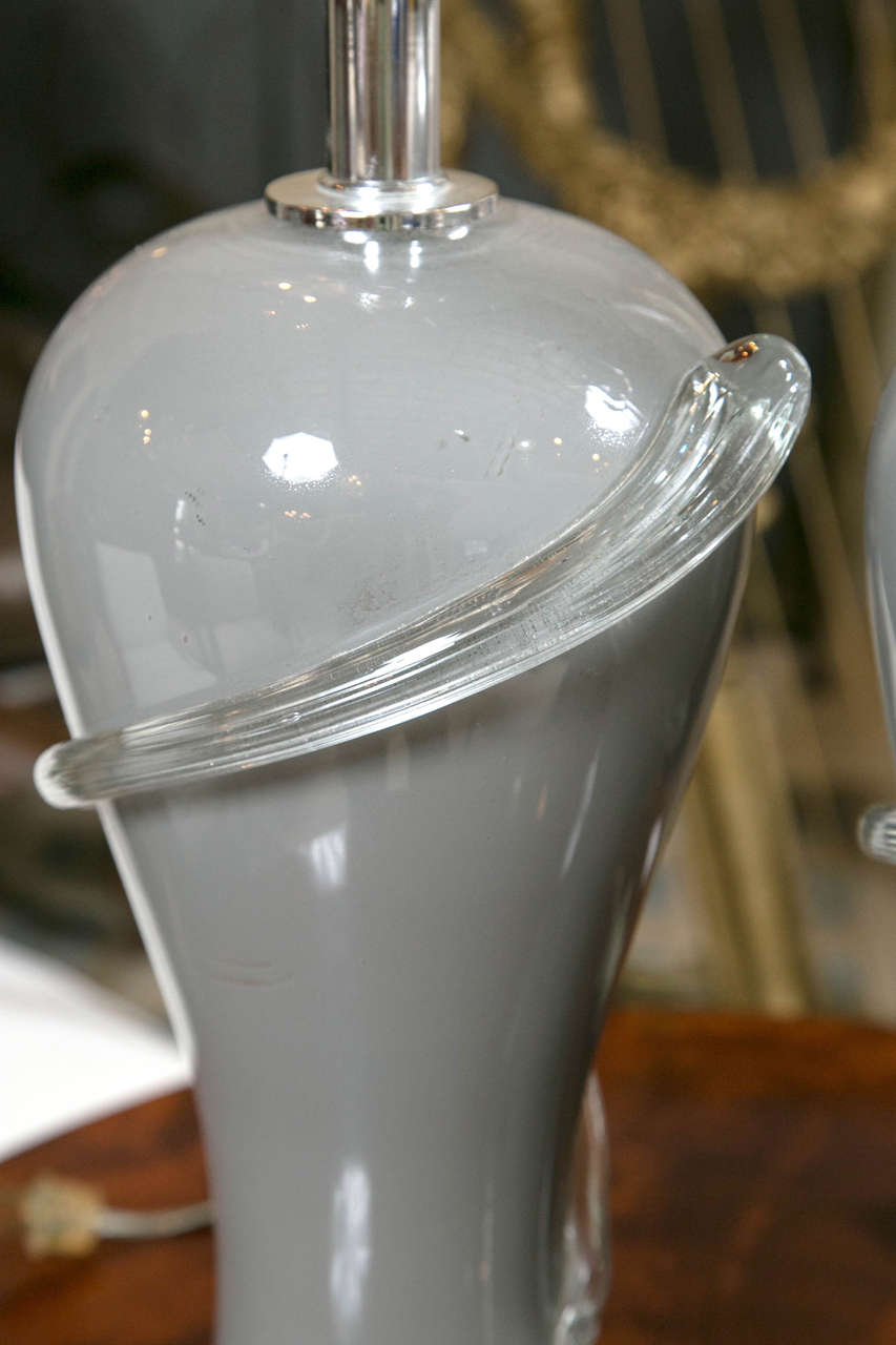 Mid-Century Modern Paire de lampes de bureau de style Déco en verre gris avec bases en lucite en vente
