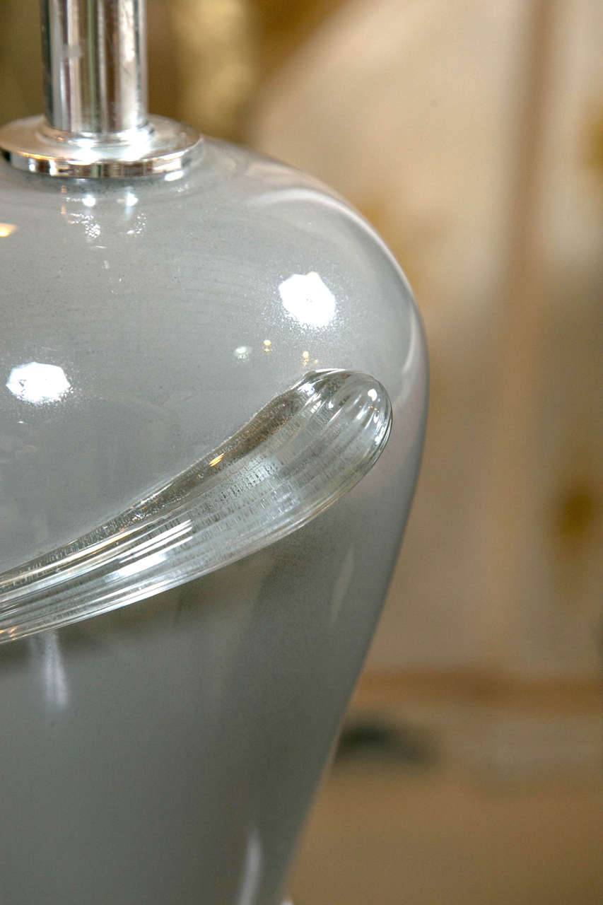 Paire de lampes de bureau de style Déco en verre gris avec bases en lucite Bon état - En vente à Stamford, CT