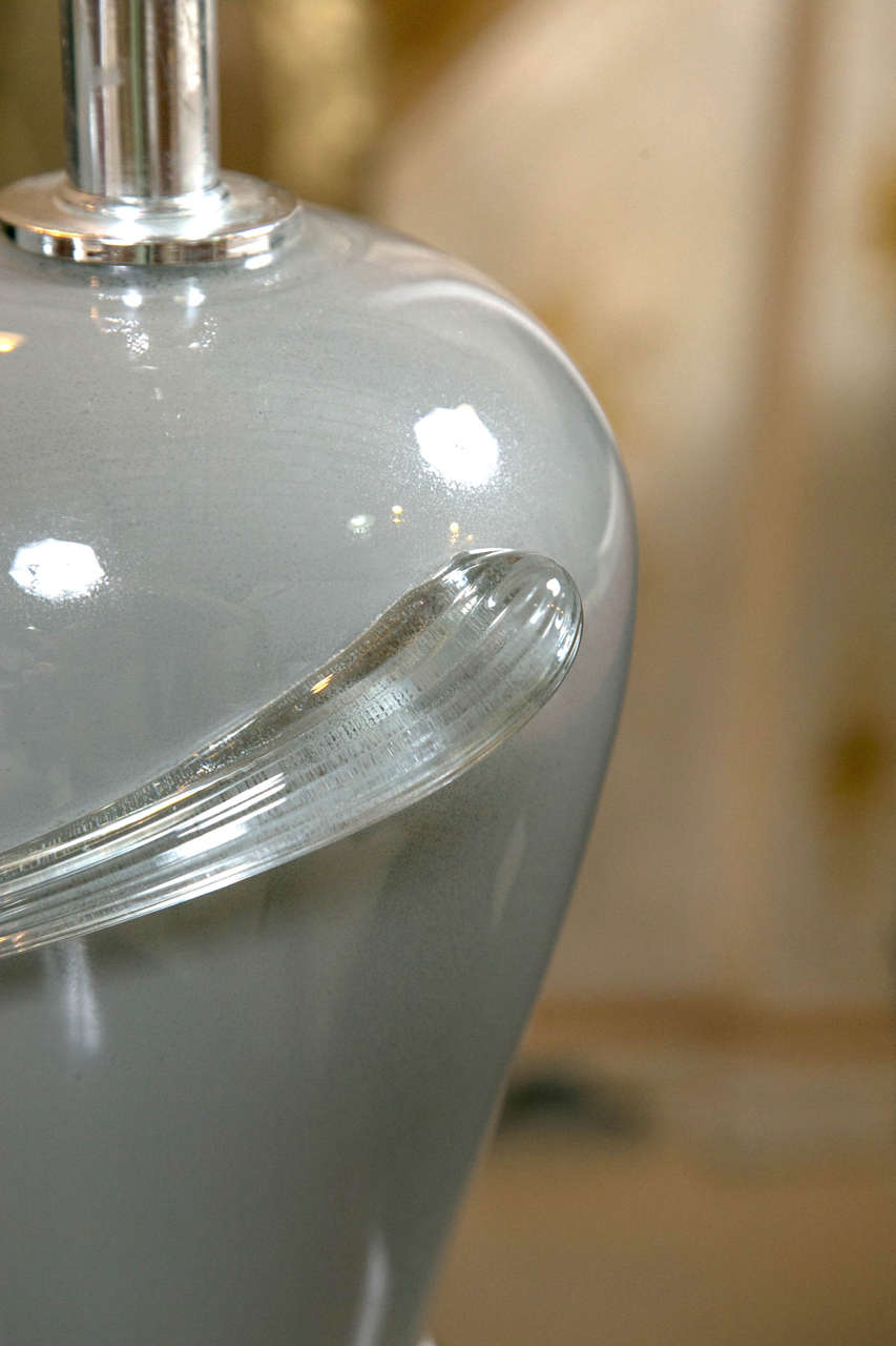 Paire de lampes de bureau de style Déco en verre gris avec bases en lucite Bon état - En vente à Manhasset, NY