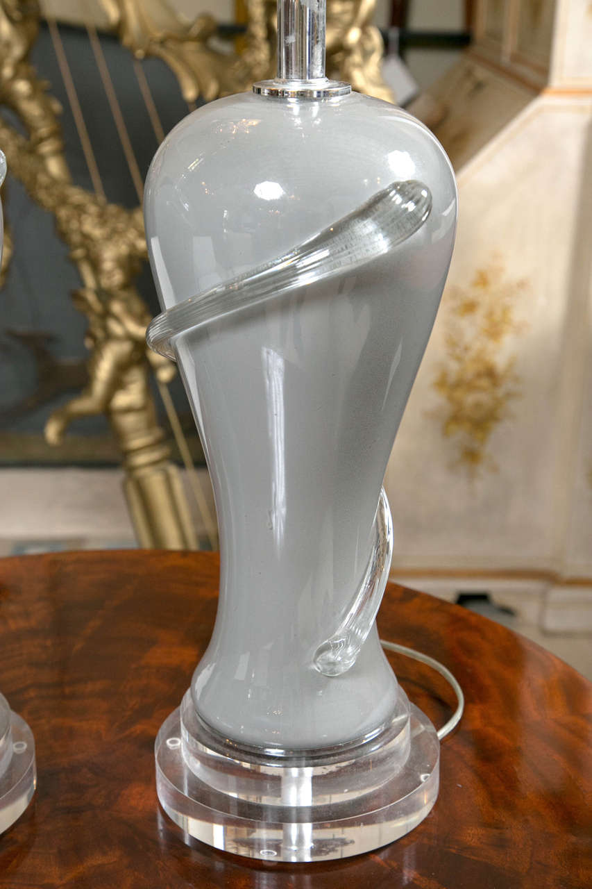 20ième siècle Paire de lampes de bureau de style Déco en verre gris avec bases en lucite en vente