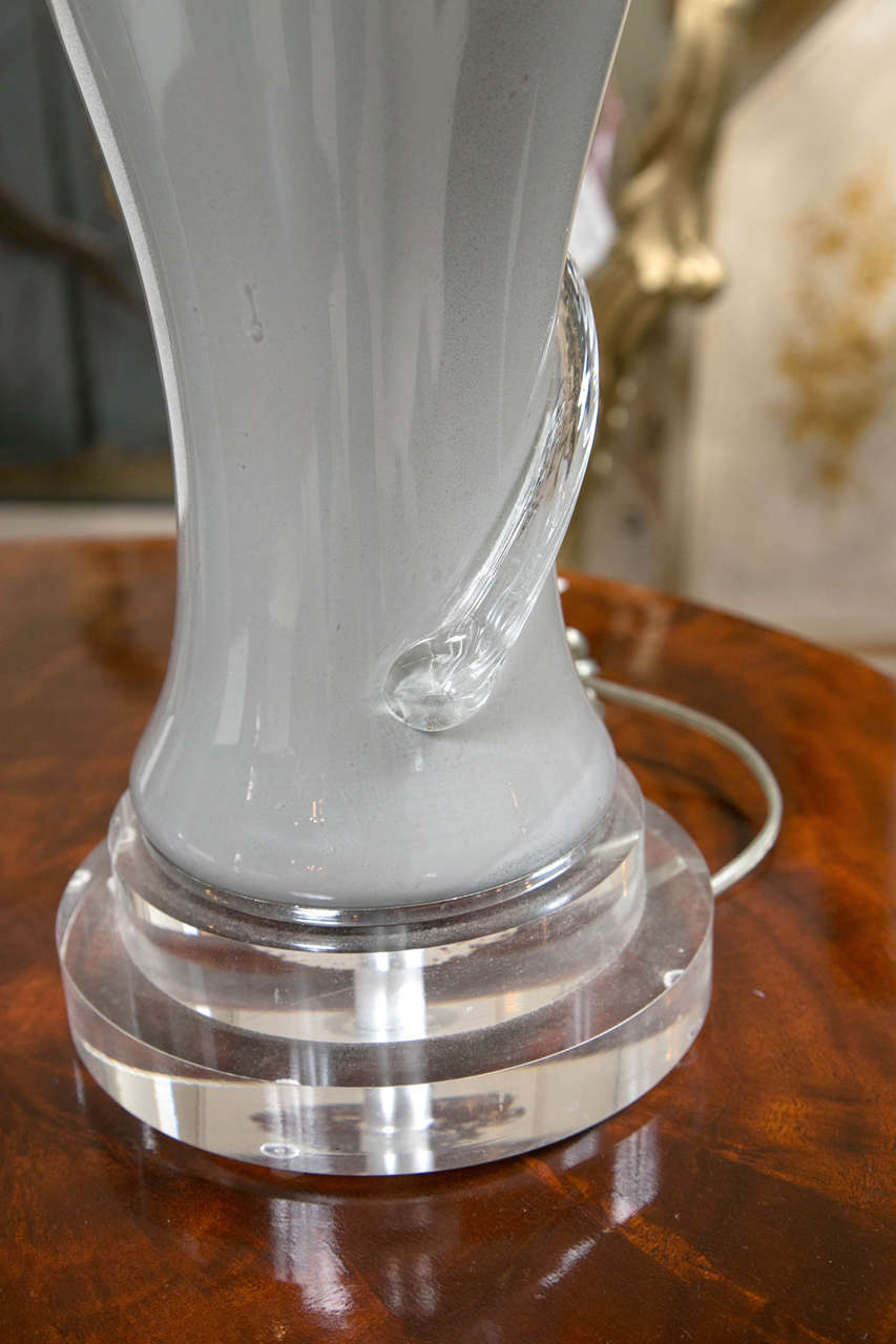 Paire de lampes de bureau de style Déco en verre gris avec bases en lucite en vente 2