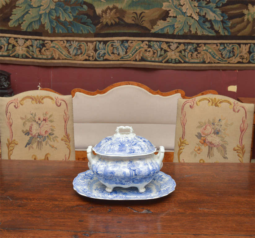 AN EARLY 19TH CENTURY UNMARKED  STAFFORDSHIRE BLUE AND WHITE COVERED SOUP TUREEN (12