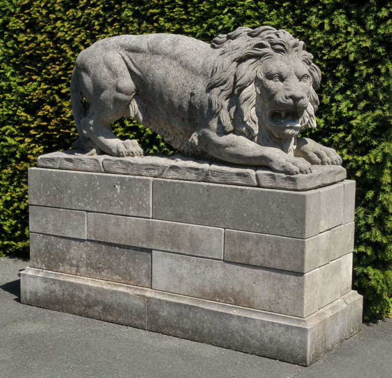 A lareg pair of French sculpted limestone models of lions on plinths In Good Condition In Baambrugge, NL