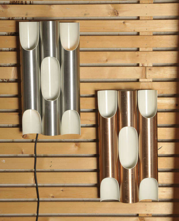 Wonderful wall light / sconce of three anodized aluminum tubes with two light sources each, so six in total. Designed by Finnish M. L. Komulainen for the Dutch design firm 