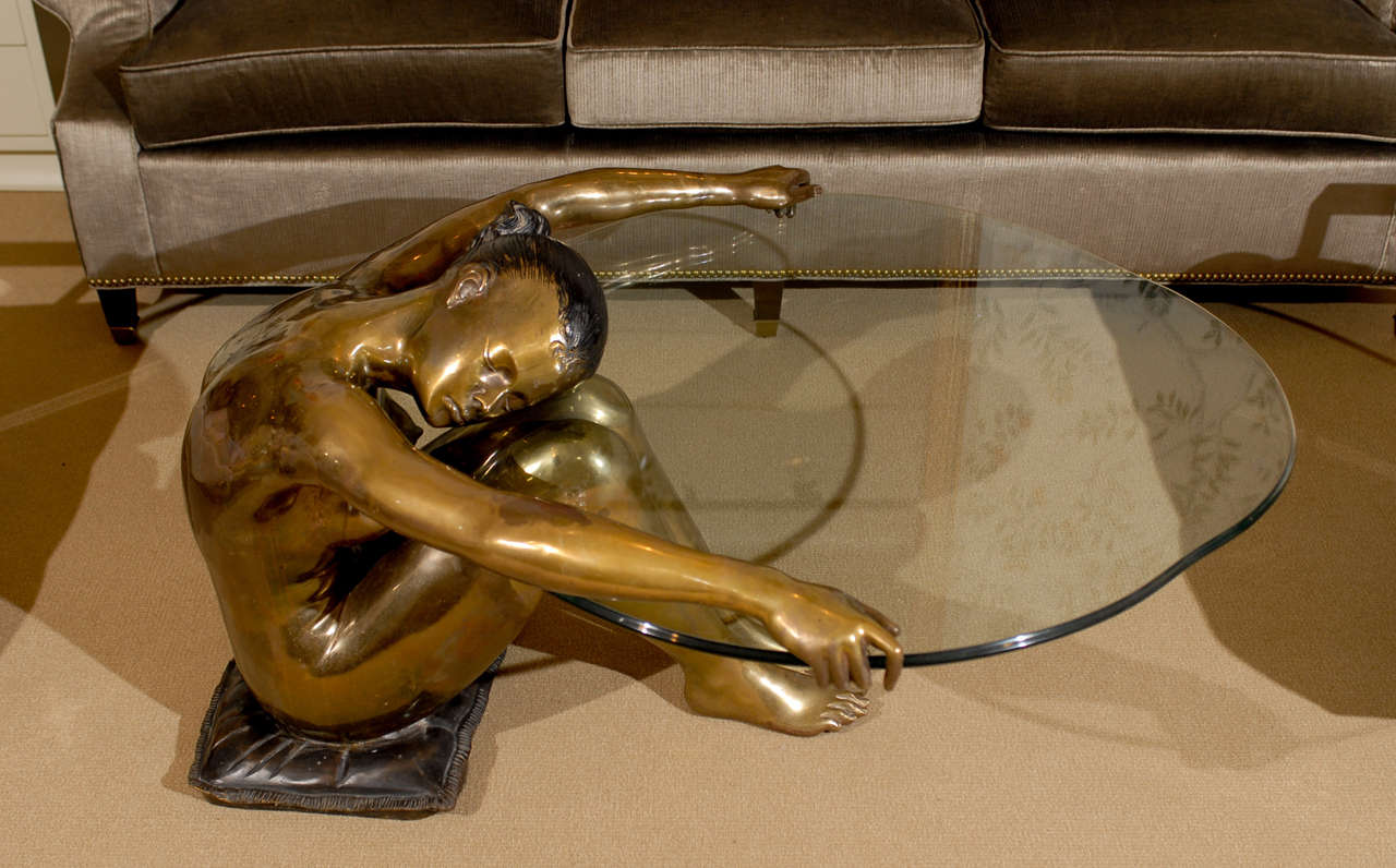 Exceptionnelle table basse vintage sculptée d'une femme nue en vente 1