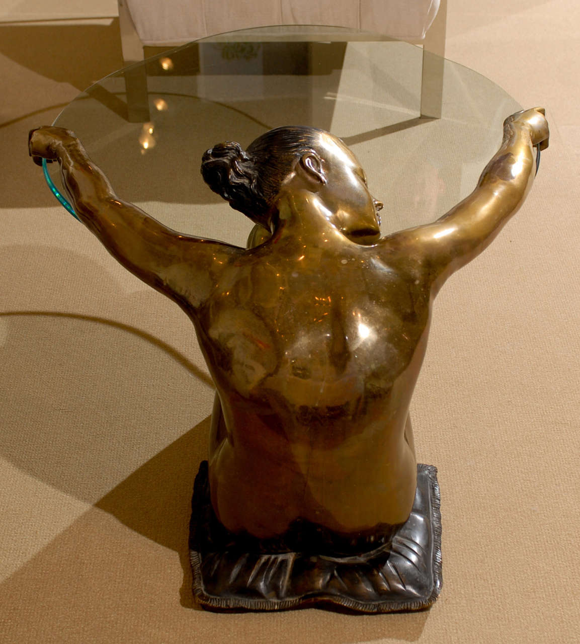 Exceptionnelle table basse vintage sculptée d'une femme nue Excellent état - En vente à Atlanta, GA