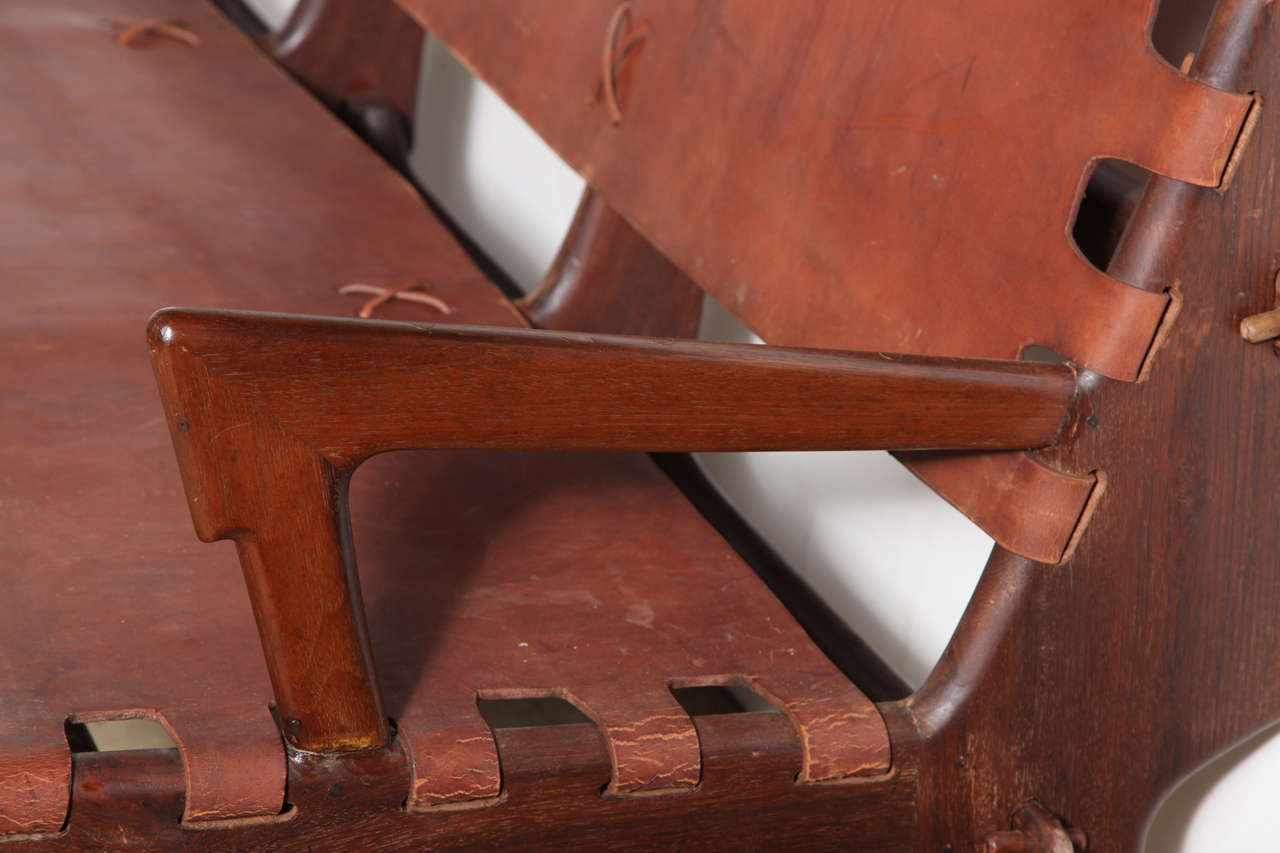 Angel Pazmino Dreisitzer-Sofa aus Rosenholz und Leder, hergestellt in Equador, 1960er Jahre (Mitte des 20. Jahrhunderts) im Angebot