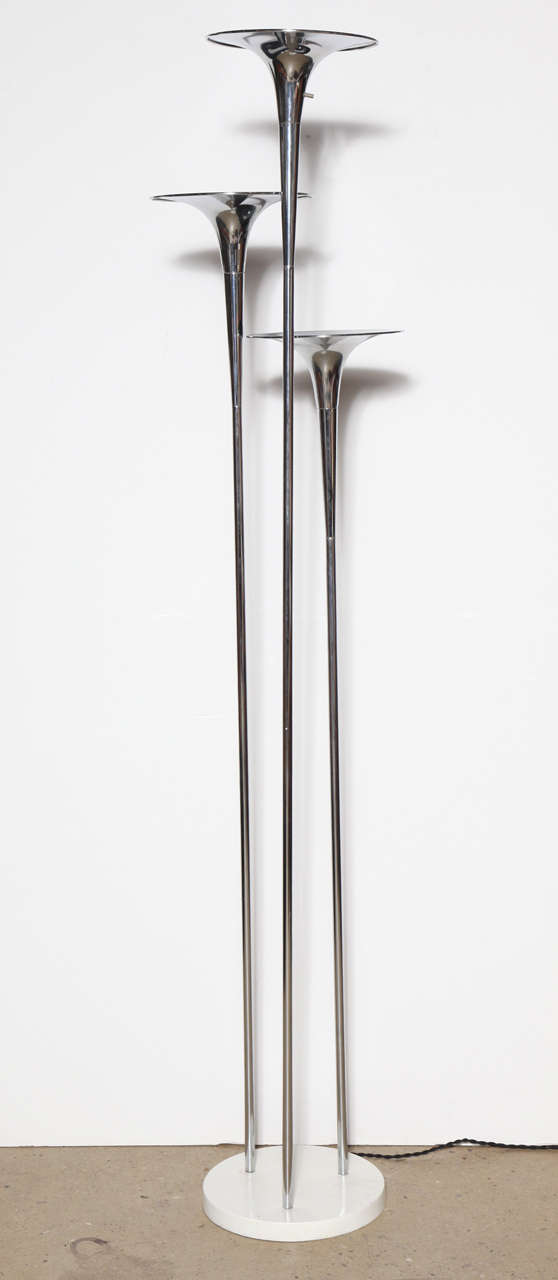 Grand Paul, Collection Bellini, Lampadaire torchère chromé pour Mutual-Sunset Lamp Co. 1970's. Whiting : trois formes de cornes allongées en acier chromé sur une base ronde en métal émaillé blanc, avec trois lumières. Réfléchi. Sculptural. Moderne.
