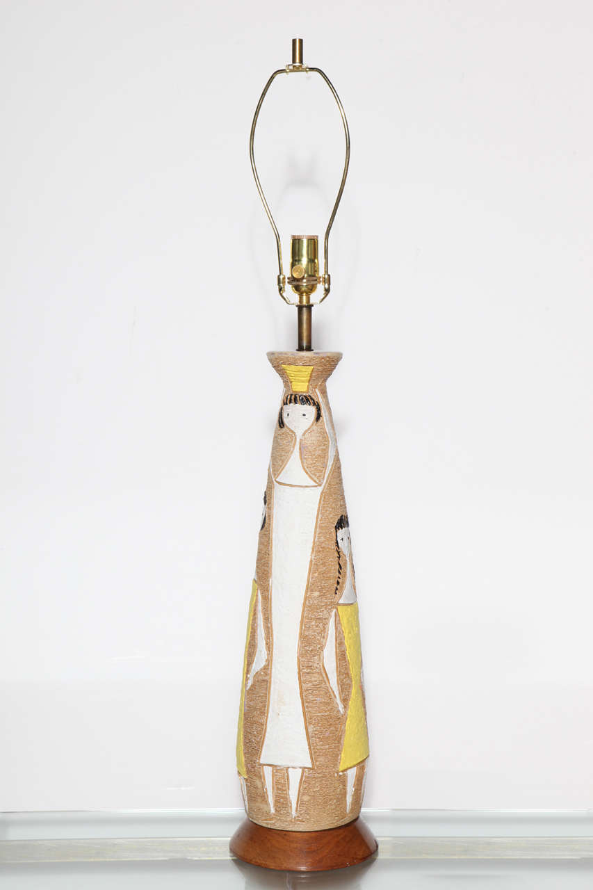 Brass Substantial Frederick Weinberg FAIP Yellow & Beige Figurine Table Lamp, 1950s For Sale