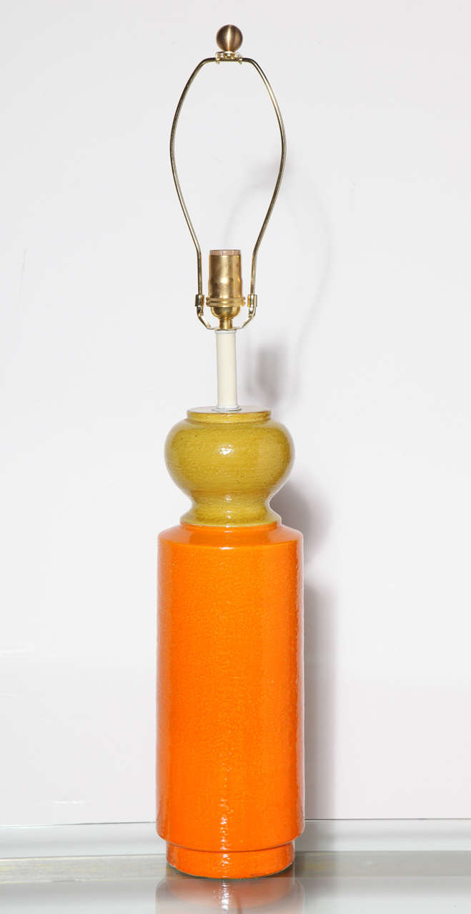 Statuesque Aldo Londi for Bitossi Studios Vibrante lampe de table en céramique fabriquée à la main. Whiting : colonne cylindrique orange texturée et émaillée avec un sommet bulbeux jaune vif et un col émaillé blanc. Classique. Colorée. Éclairage