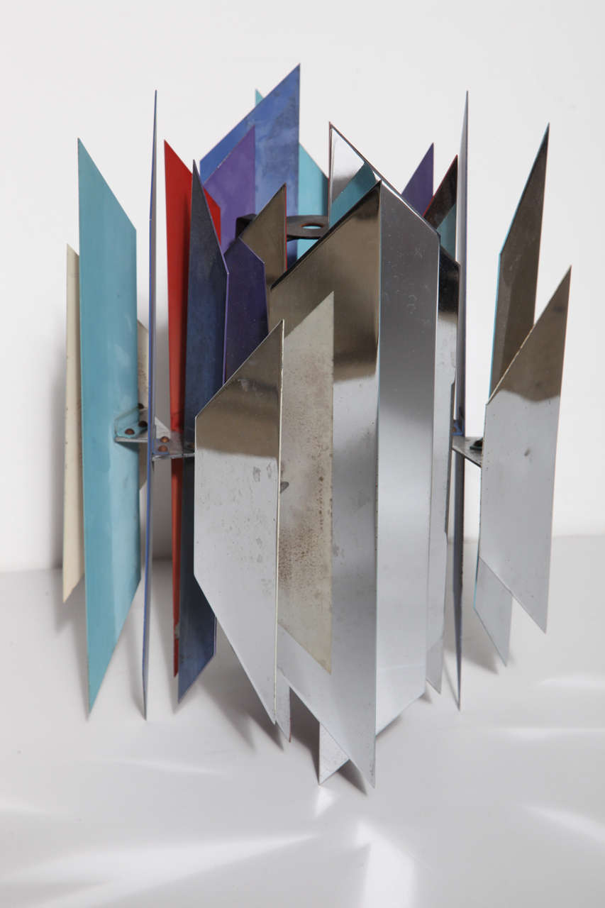 Paire de suspensions modernes danoises Simon Poul Henningsen pour Lyfa Lively Tivoli. Conçues en 1962. Vingt pièces métalliques rhomboïdales réfléchissantes en chrome avec des intérieurs émaillés en rouge, vert turquoise, violet et bleu.