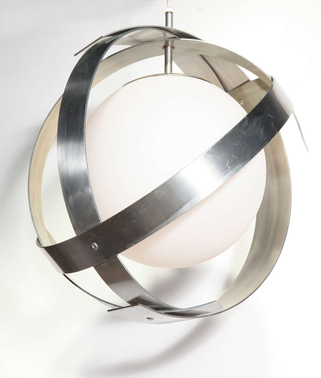 Laurel Lamp Company Sospensione regolabile in alluminio spazzolato e vetro bianco, anni '60.  Caratterizzato da strisce in alluminio spazzolato (23W) chiuse e ricurve, con globo smerigliato bianco 22D sospeso, stelo in alluminio e Corde bianche