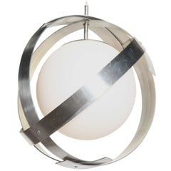 Laurel Lamp Co. Suspension suspendue « Saturn » en forme de globe blanc à bandes d'aluminium 