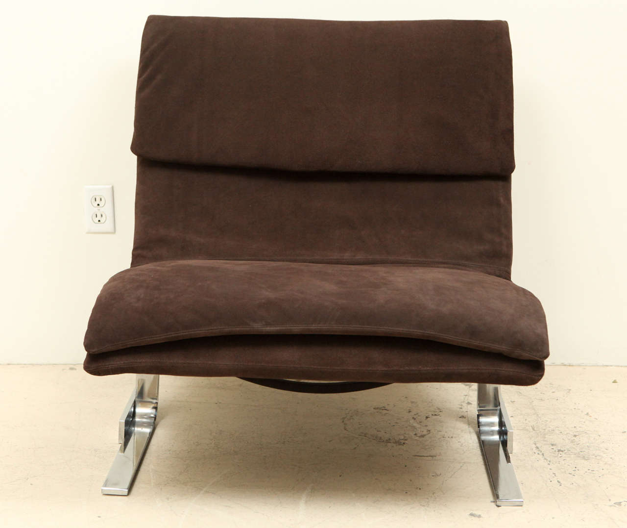 Pair of Onda Lounge Chairs from Saporiti Italia by Giovanni Offredi.
Chairs in chrome and brown suede.