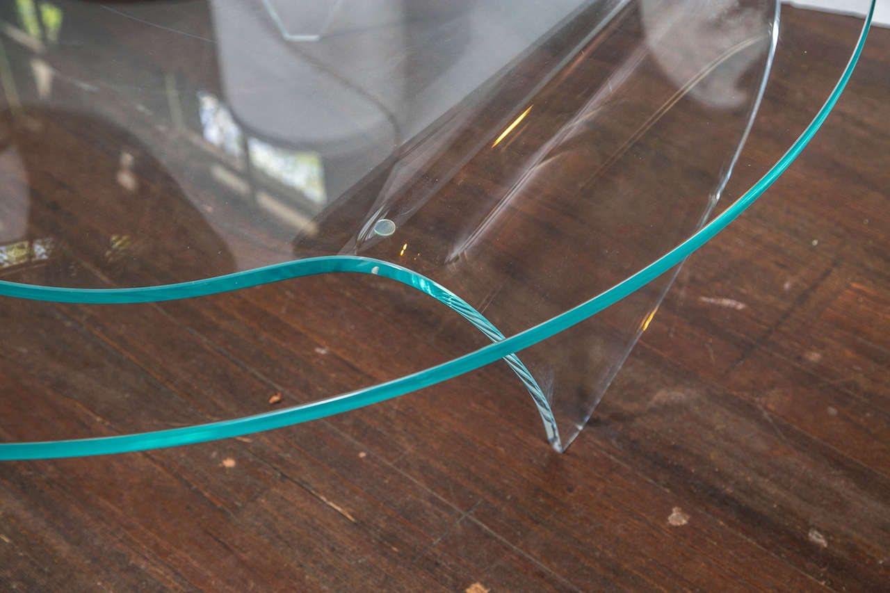 Runder Couchtisch mit Glasplatte und Glasfuß aus Spitze (Moderne) im Angebot