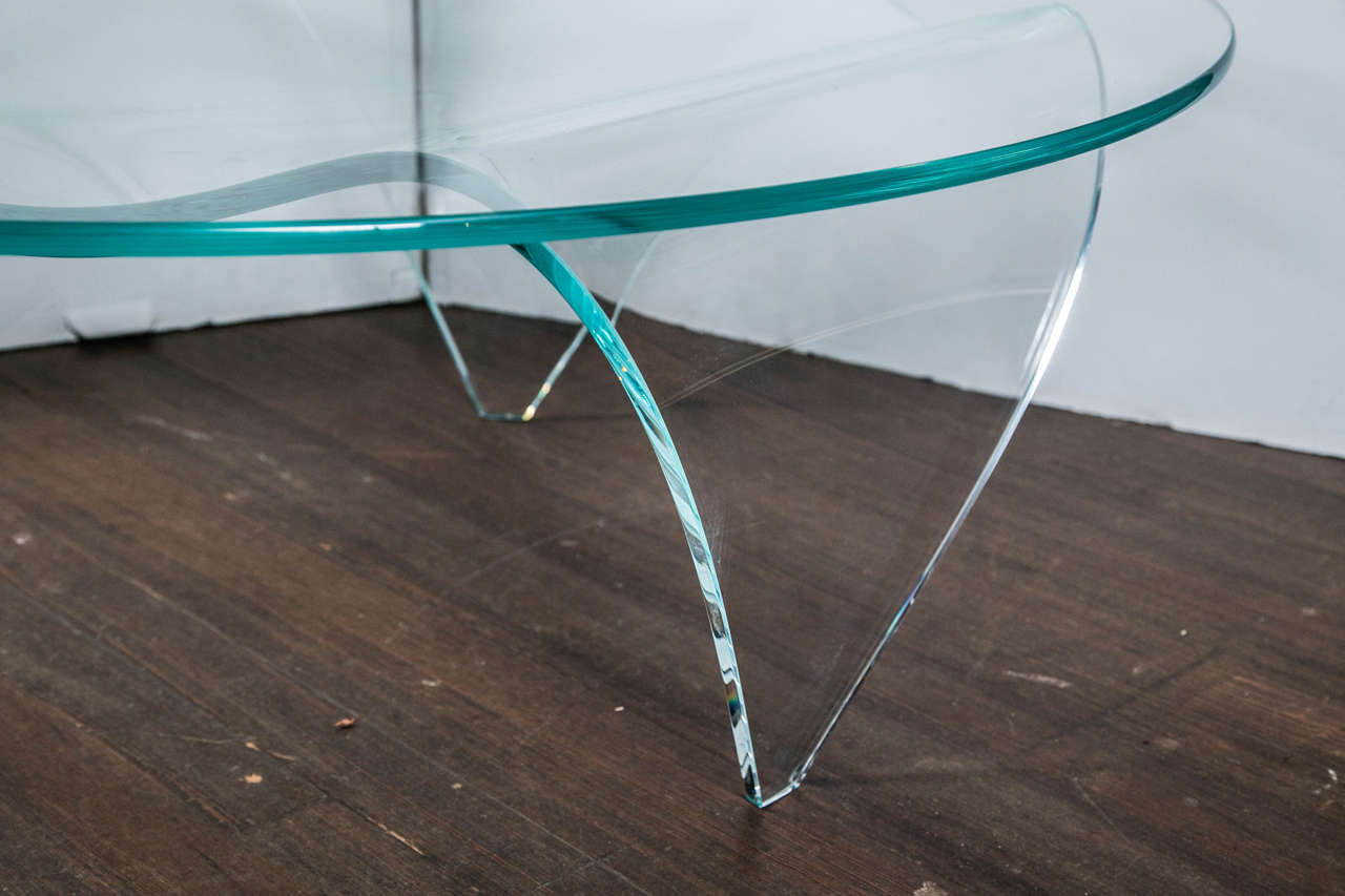 Américain Table basse ronde à plateau en verre et base en verre en forme de pace en vente