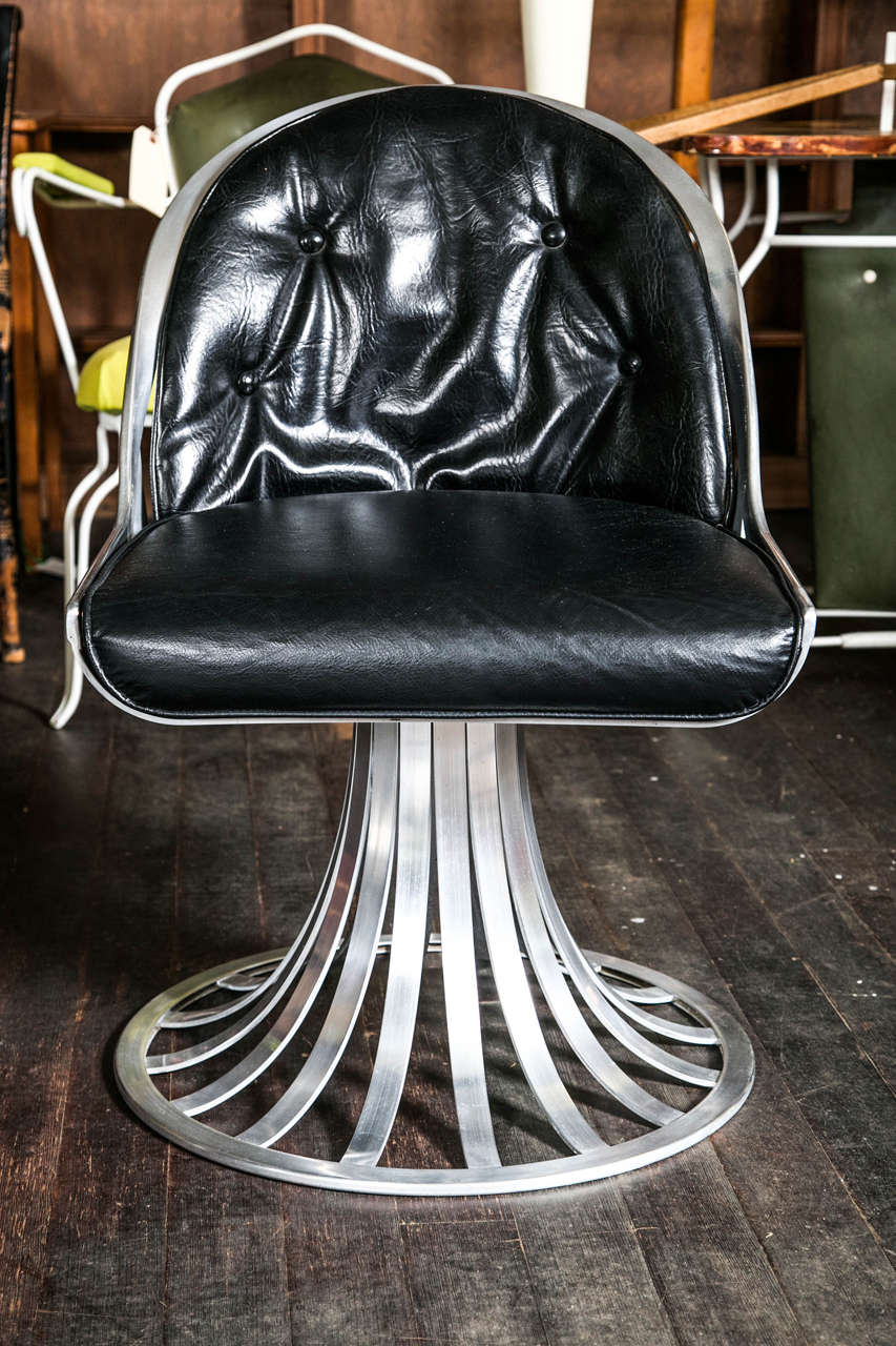 Russell Woodard Round Table and Four Chairs For Sale at 1stDibs round