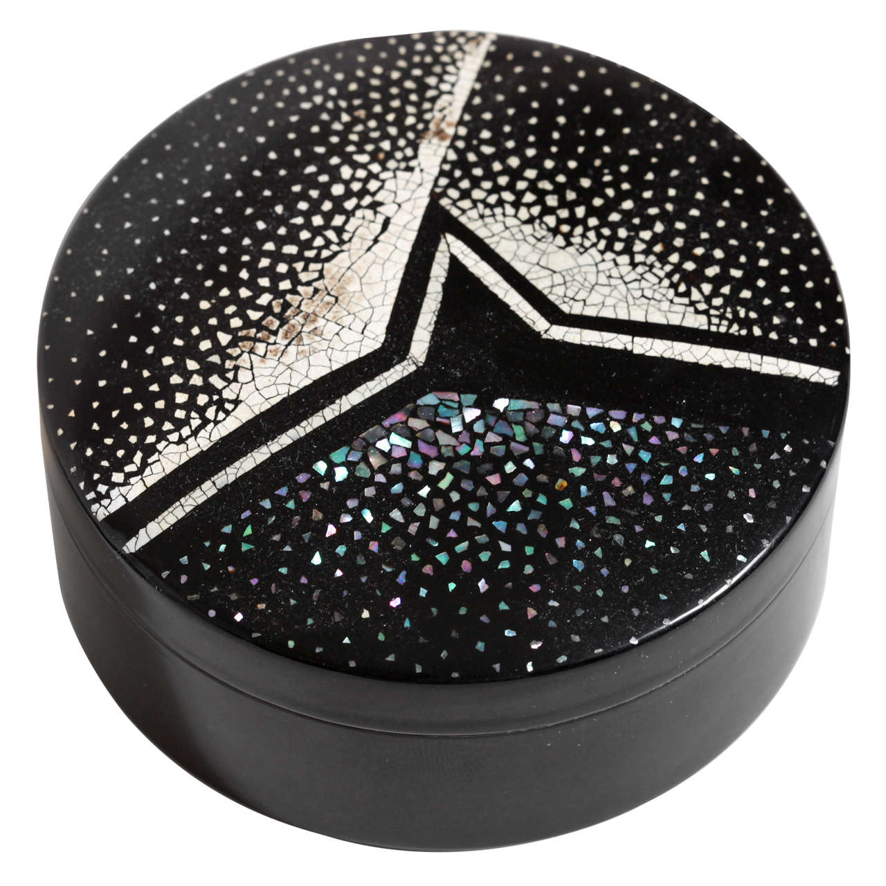 Jean Dunand French Art Deco Round Black and Coquille d'oeuf Lacquered Box For Sale