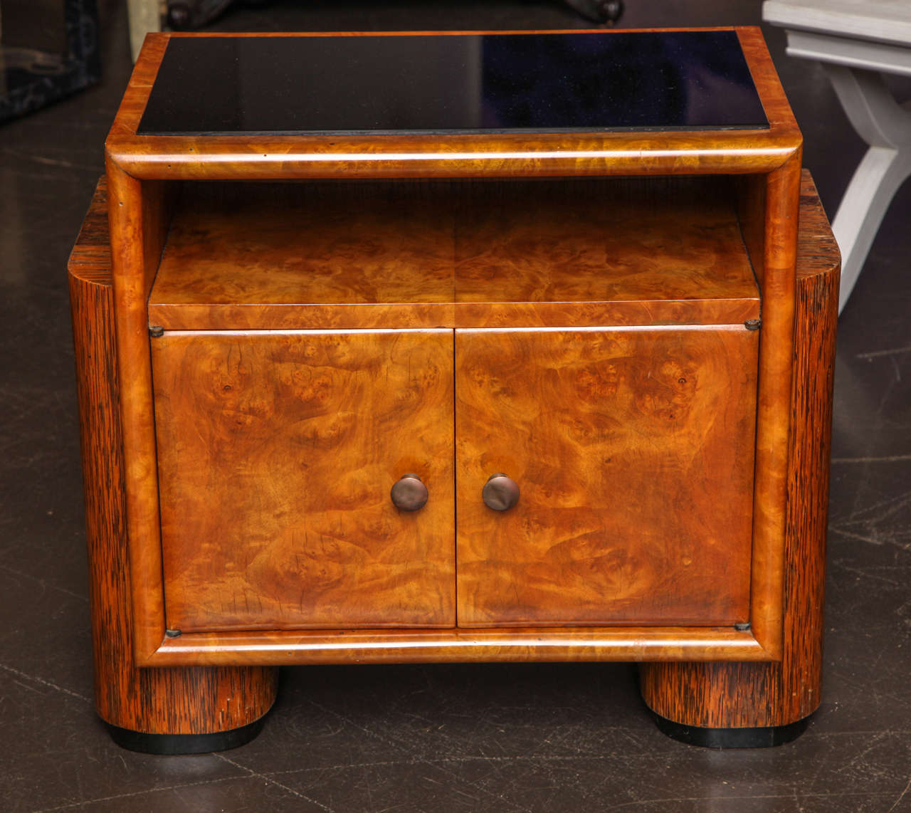 Pair of Italian Art Deco Bedside Tables In Excellent Condition In New York, NY
