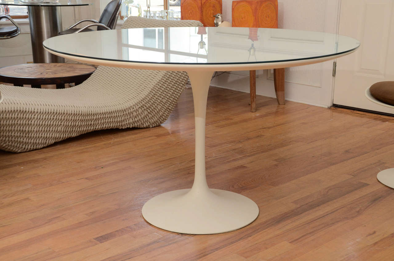 Classic & Original Saarinen Dining Table with 4 Chairs & Stool  In Excellent Condition For Sale In Southampton, NY