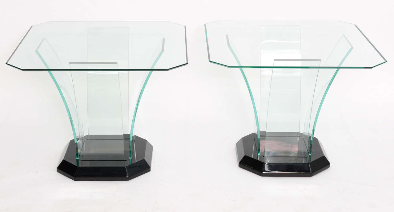 Paar Ben Mildwoff Art Deco Beistelltische aus gebogenem Glas.