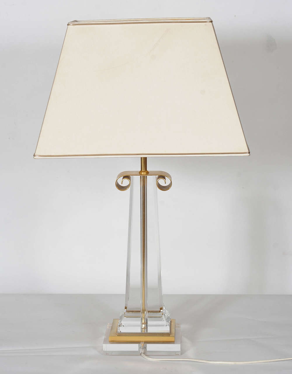 Hollywood Regency Pair of Lucite Table Lamps in Harp and Obelisk Shapes In Good Condition In Doornspijk, NL